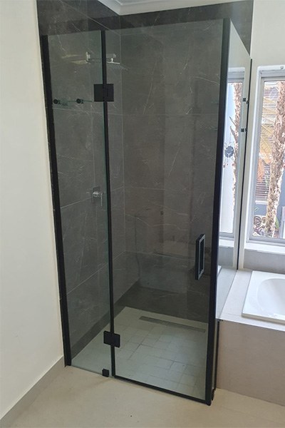 Frameless showers