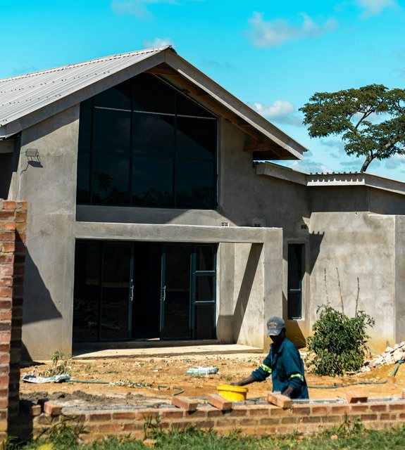 Structure, roof and slab — the stages behind a finished house reference
