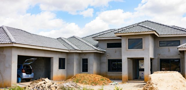 Structure, roof and slab — the stages behind a finished house reference
